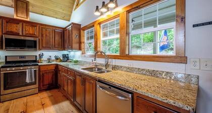Mountain Retreat, Fall Views, Hot Tub, Sauna & Resort Amenities in Sapphire, NC