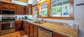 Mountain Retreat, Fall Views, Hot Tub, Sauna & Resort Amenities in Sapphire, NC