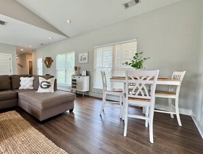 TV - Chicopee House ~ Your 4 bd, 3 bath, Athens Getaway 1-mile to Sanford Stadium! (Athens)