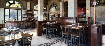 Chicopee House ~ Your 4 bd, 3 bath, Athens Getaway 1-mile to Sanford Stadium!