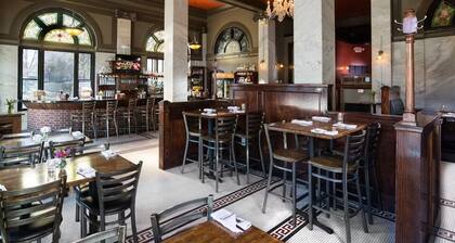 Chicopee House ~ Your 4 bd, 3 bath, Athens Getaway 1-mile to Sanford Stadium!