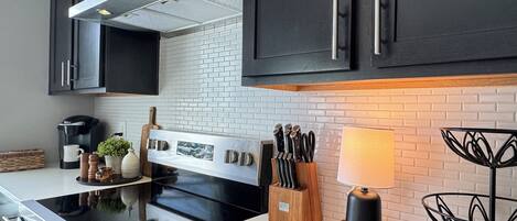 Jääkaappi, mikroaaltouuni, uuni, liesi