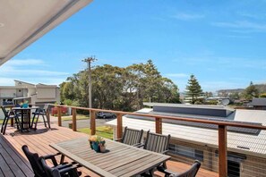 Outdoor dining - Coastal Haven at Mollymook (Mollymook Beach)
