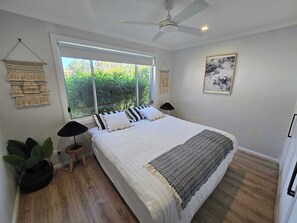 4 bedrooms, iron/ironing board, WiFi - Coastal Haven at Mollymook (Mollymook Beach)