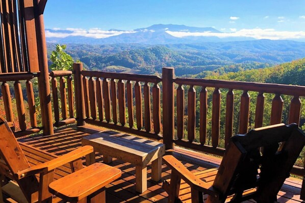 Property grounds - Scenic Hot Tub Time, Chats by Firelight, Epic Game Nights & Resort Sauna Steams - A Natural High (Sevierville)