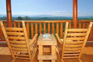 Outdoor dining - Majestic Vistas, Hot Tub Soaks, Fireside Sips, Game Nights & Resort Sauna Steams - On Eagles Wings (Sevierville)