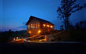 Exterior - Majestic Vistas, Hot Tub Soaks, Fireside Sips, Game Nights & Resort Sauna Steams - On Eagles Wings (Sevierville)