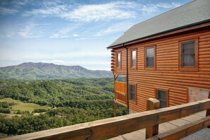 Property grounds - Majestic Vistas, Hot Tub Soaks, Fireside Sips, Game Nights & Resort Sauna Steams - On Eagles Wings (Sevierville)