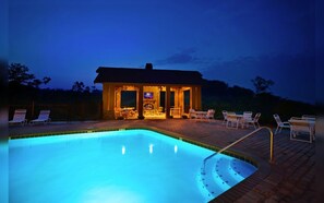 A swimming pool with lounge chairs and a small building with a fireplace. - On Eagles Wings・Panoramic Views・Hot Tub・Game Room・Resort Access (Sevierville)