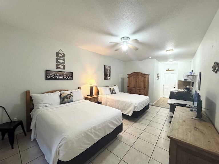 Wasser Lodge #201 | Sleeps 4 | Wifi - New Braunfels, TX