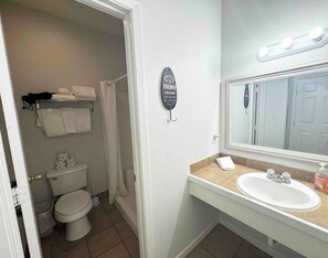 Hair dryer, towels - Wasser Lodge #201 | Sleeps 4 | WIFI (New Braunfels)
