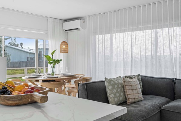 Téléviseur, livres, bureau