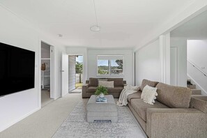 Televisión, libros y oficina 