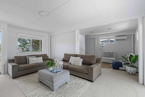 Téléviseur, livres, bureau