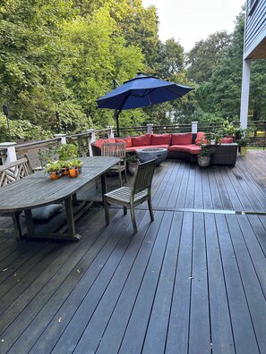 Outdoor dining - Spacious 5-bedroom house with theatre and gym (Newton)