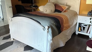 5 bedrooms, iron/ironing board, WiFi, bed sheets
