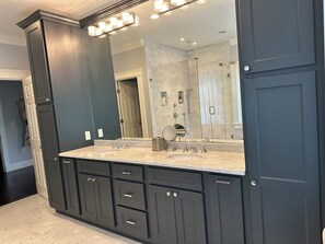 Shower, hair dryer, towels, soap - Spacious 5-bedroom house with theatre and gym (Newton)