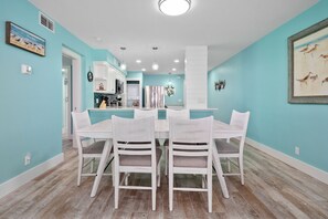 Dining - Enjoy stunning ocean views from this 2-bedroom condo at La Mirage 439 in Port Aransas! (Port Aransas)