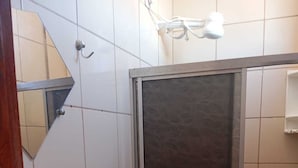 Ein Badezimmer mit Toilette, Waschbecken und Duschkabine.