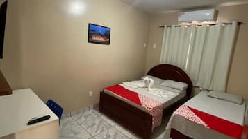 Habitación triple, vista a la ciudad | Escritorio y wifi gratis