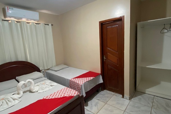 Quarto triplo, vista para a cidade | Opções para refeição no quarto