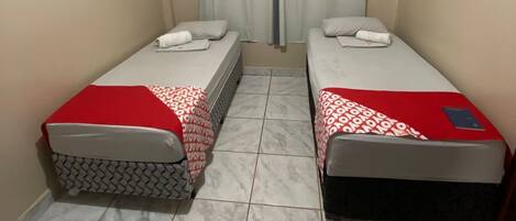 Quarto casal ou duplo, 2 camas de solteiro, vista para a cidade | Escrivaninha, Wi-Fi de cortesia