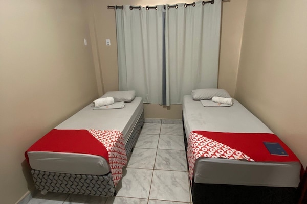 Quarto casal ou duplo, 2 camas de solteiro, vista para a cidade | Escrivaninha, Wi-Fi de cortesia