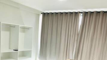 Quarto casal ou duplo, 2 camas de solteiro, vista para a cidade | Escrivaninha, Wi-Fi de cortesia
