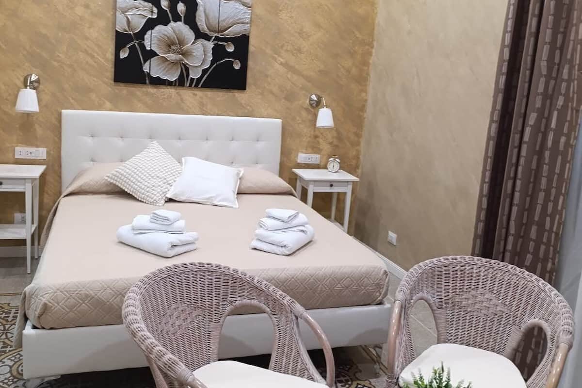 Espacio para trabajar con laptop y cortinas blackout
