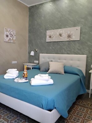 Tiffany | Espacio para trabajar con laptop, cortinas blackout y insonorización 