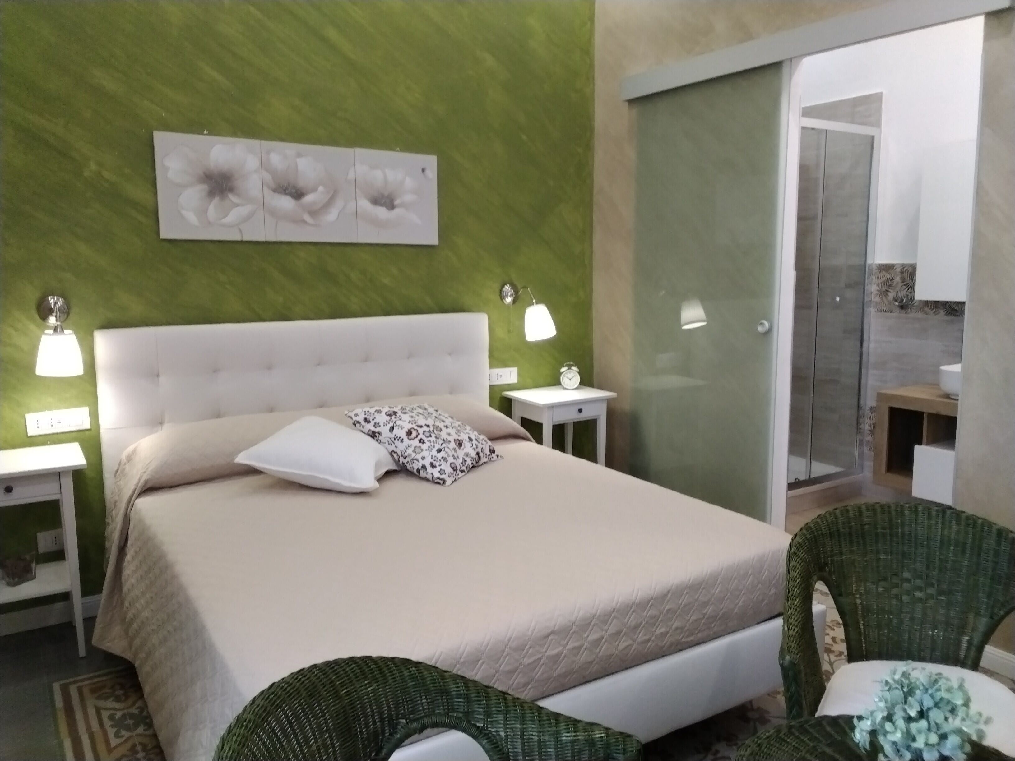 Tweepersoonskamer | Een laptopwerkplek, verduisterende gordijnen, geluiddichte muren