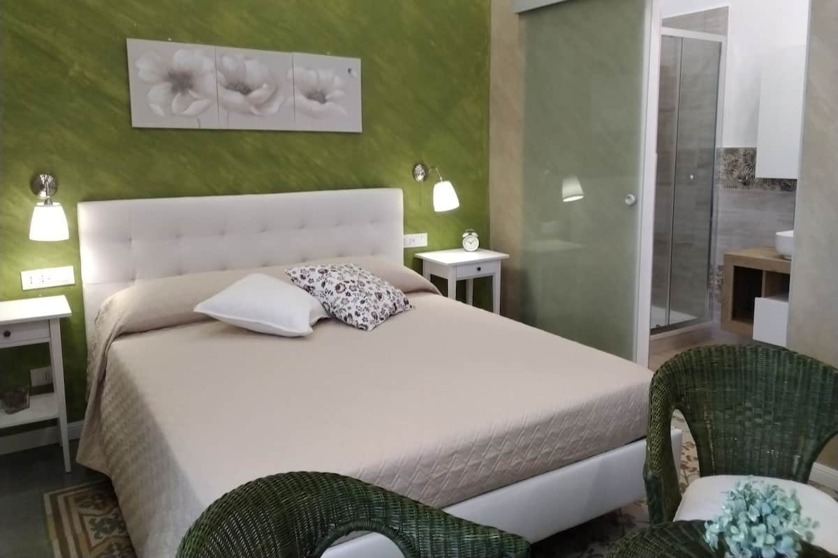 Espacio para trabajar con laptop y cortinas blackout