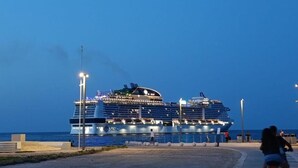 A large cruise ship docked at a port with a clear sky. - Anninedda rooms (Palermo)