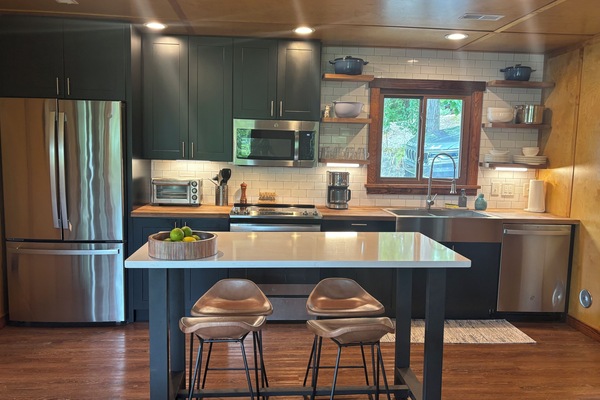 Frigorifero, microonde, forno, piano cottura