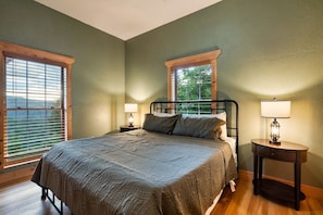 3 bedrooms, iron/ironing board, WiFi (free), bed sheets