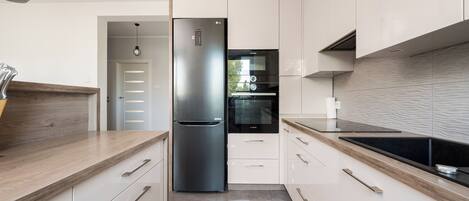 Réfrigérateur, micro-ondes, four, plaque de cuisson