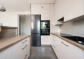 Fridge, microwave, oven, stovetop - Krasińskiego Deluxe Apartment (Warszawa)