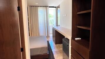 Een kluis op de kamer, een strijkplank/strijkijzer, gratis wifi