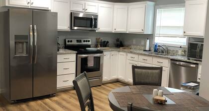 3BR/2BA Stylish & Comfortable
3 Queen Beds