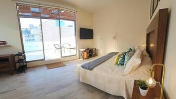 3 bedrooms, iron/ironing board, internet, bed sheets