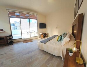 3 bedrooms, iron/ironing board, internet, bed sheets