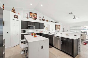 冷蔵庫、電子レンジ、オーブン、コンロ