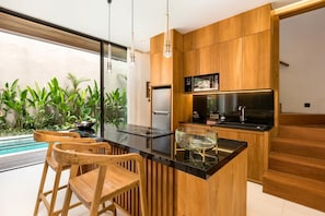 Refrigerador, microondas, placa de cocina, tostadora