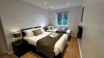 2 bedrooms, desk, iron/ironing board, WiFi