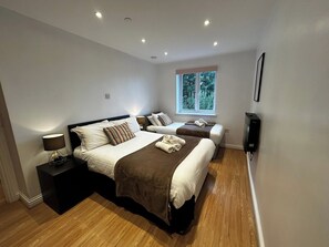 2 bedrooms, desk, iron/ironing board, WiFi