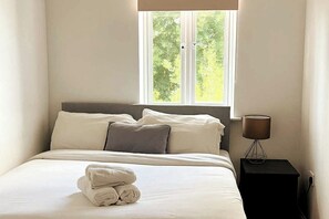 2 bedrooms, desk, iron/ironing board, WiFi