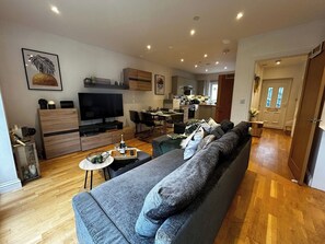 TV - Secure 2BD Retreat: Modern Comfort in Privacy (Medway)