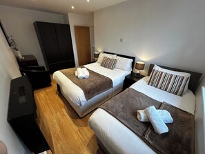 2 bedrooms, desk, iron/ironing board, WiFi - Secure 2BD Retreat: Modern Comfort in Privacy (Medway)