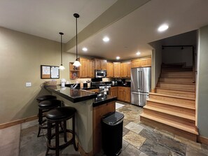 Kjøleskap, mikrobølgeovn, ovn og oppvaskmaskin