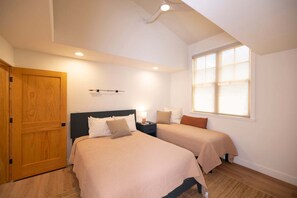 3 bedrooms, desk, iron/ironing board, free WiFi